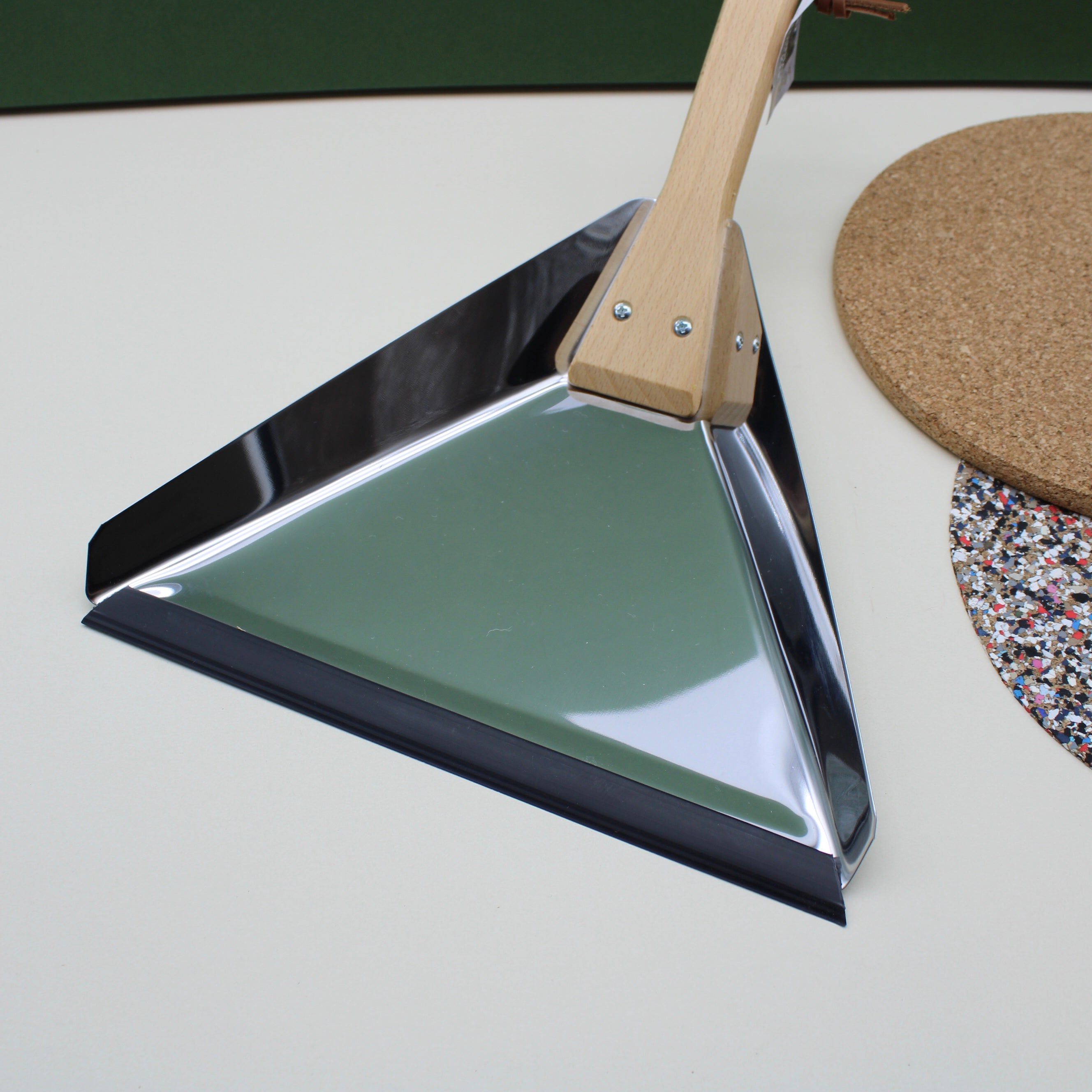 Dust pan Delta